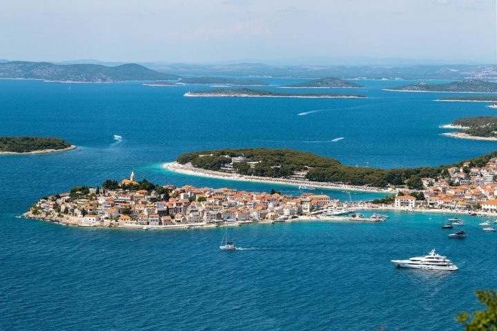 Com 4 milhões de habitantes, a Croácia é um dos países mais belos do mundo e, desde o início de 2023, com a adoção do euro (no lugar da antiga moeda kuna), tem investido ainda mais em turismo.   Reprodução: Flipar