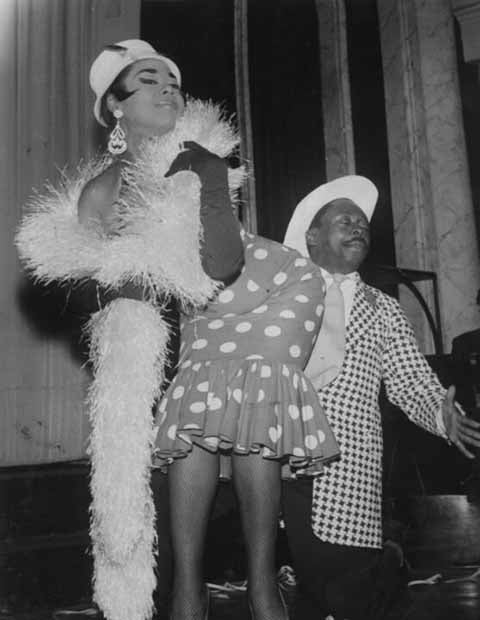 Na década de 1930, sua carreira no teatro de revista ganhou força e ele passou a ganhar notoriedade com o público. O gênero era muito popular no Brasil no início do século 20 e Otelo integrou companhias como a de Jardel Jércolis, participando de espetáculos de variedades, música e comédia. 
 Reprodução: Flipar