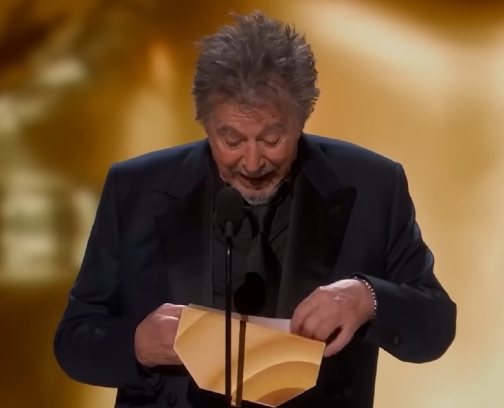 Na ausência de Pfiffer, Al Pacino, 83, conduziu sozinho a entrega do Oscar para Oppenheimer, de Christopher Nolan, que também foi premiado como melhor diretor (o filme faturou sete estatuetas, no total). 
 Reprodução: Flipar