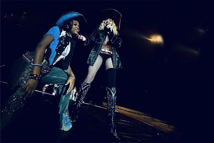 Na turnê de 40 anos da carreira de Madonna, Mercy James toca piano de cauda na apresentação da música “Bad Girl”. 
 Reprodução: Flipar