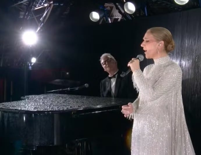 Na abertura dos Jogos Olímpicos de Paris, em 26/7/2024, Céline fez sua primeira apresentação em mais de quatro anos. Ela cantou “Hino ao Amor”, música eternizada na voz de Edith Piaf. 
 Reprodução: Flipar