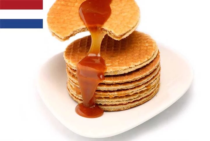 4º) Stroopwafel (Holanda): Biscoito doce tradicional holandês feito de duas camadas finas de massa de waffle prensadas com um recheio de caramelo (stroop) no meio. É popularmente consumido com café ou chá. Reprodução: Flipar