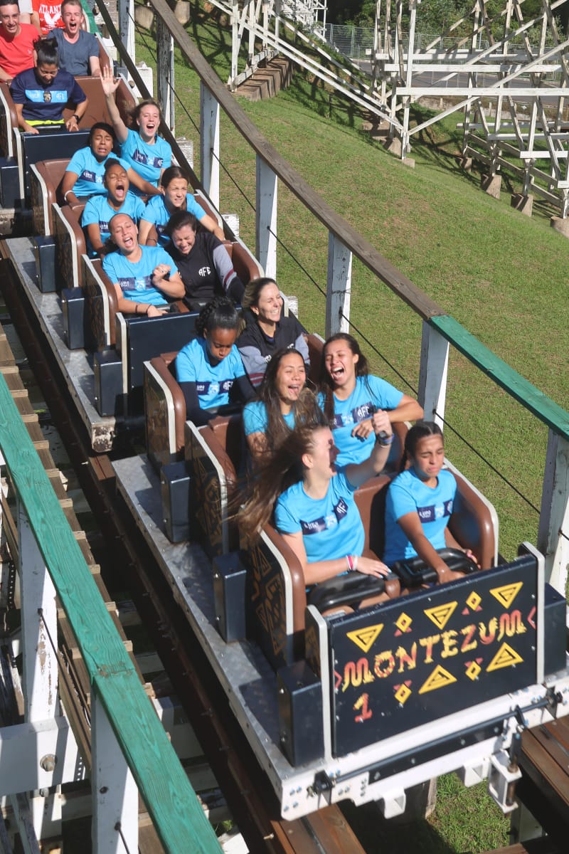 Atletas e comissão técnica da Ferroviária têm dia divertido no Hopi Hari, com direito a anúncio oficial de parceria entre a equipe e o parque. Foto: Divulgação