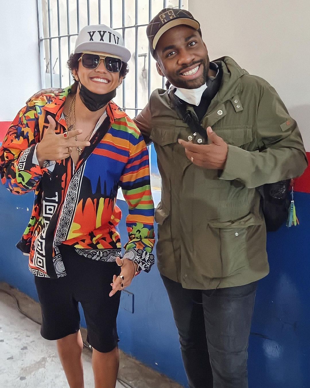 Lázaro Ramos em foto com Johnny Matos, sósia de Bruno Mars. Foto: Reprodução/Instagram