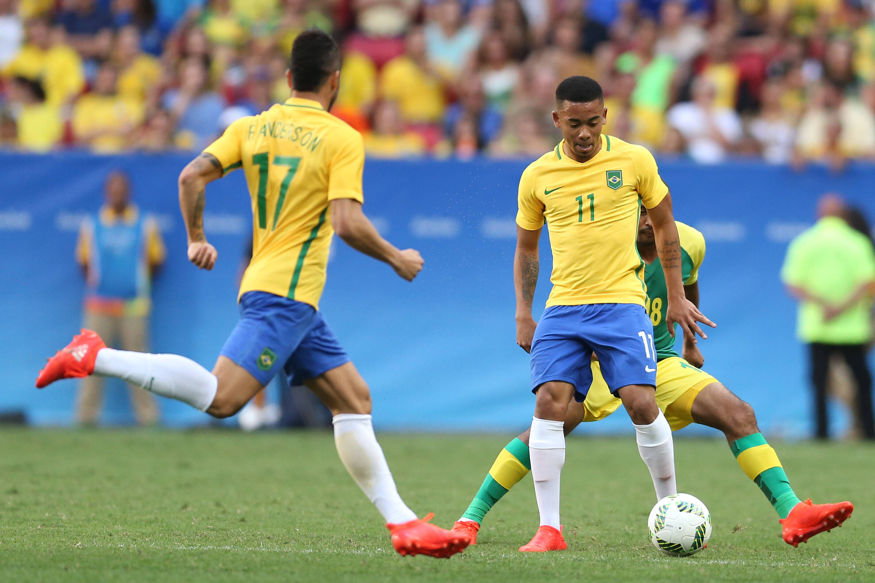 Gabriel Jesus (camisa 11) tenta fazer jogada. Foto: Mowa Press