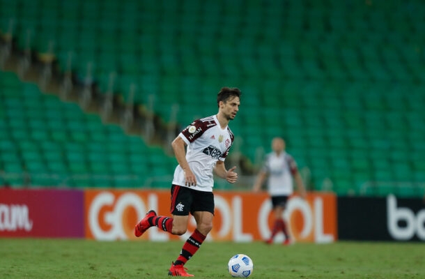 RODRIGO CAIO - Substituiu o lesionado Thiago Maia aos 26 minutos e trabalhou como um volante zagueiro, sem comprometer e ainda bloqueou um chute que poderia resultar no gol de empate do Fortaleza. NOTA 6,0 - Foto: Gilvan de Souza/Flamengo