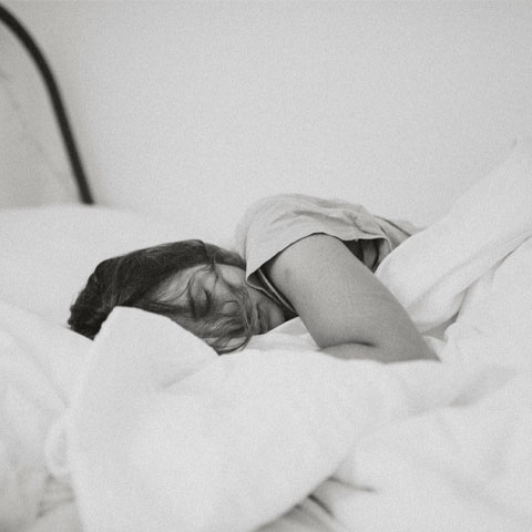 Estudos demonstraram que dormir uma sesta pode proteger a utilização excessiva dos circuitos neurais até que o cérebro consolide o que apreendeu num processo concreto. E proporciona redução de risco de morte por doenças do coração, especialmente em homens jovens.  Reprodução: Flipar