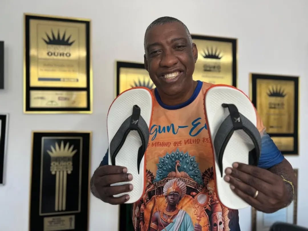 Em 2023, deixou a escola e acertou com o Império Serrano. No ano seguinte, assumiu o microfone da Unidos da Tijuca e segue na escola para o próximo carnaval, com o enredo sobre o orixá Logun-edé. Foi estandarte de ouro em 2010, 2011, 2016 e 2017. Reprodução: Flipar