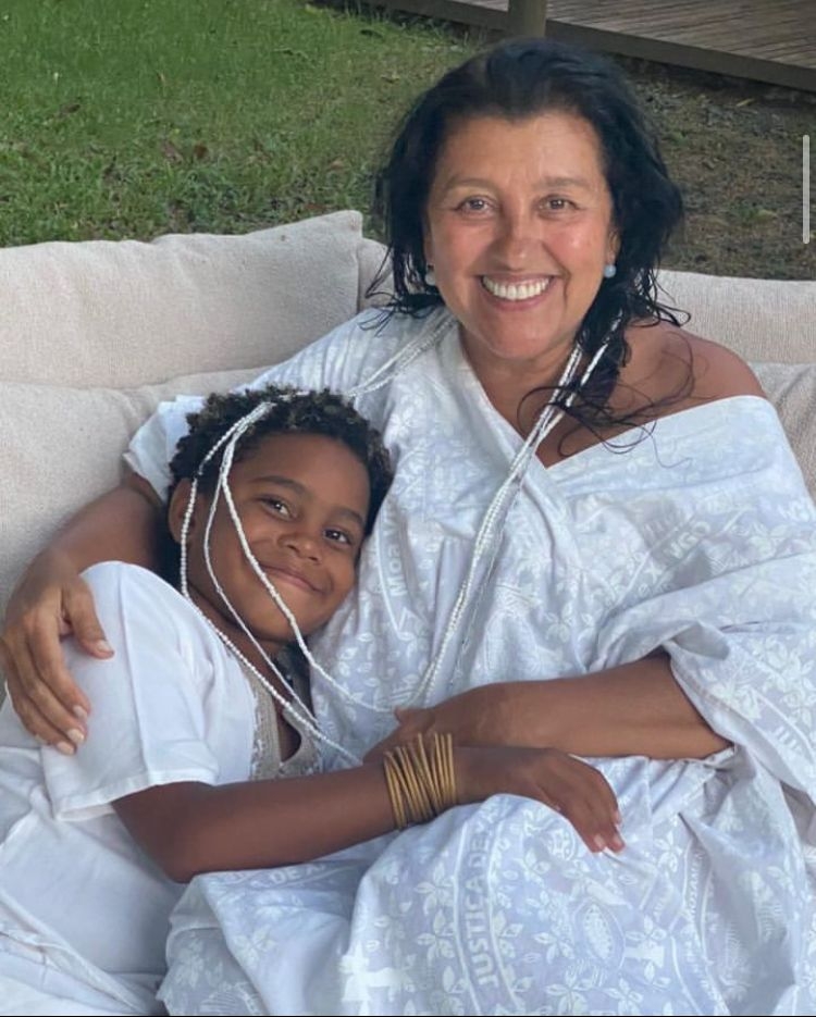 Regina Casé - Adotou o menino Roque em 2013, que na época tinha cinco meses de vida. Ela já era mãe biológica de Benedita. Reprodução: Flipar