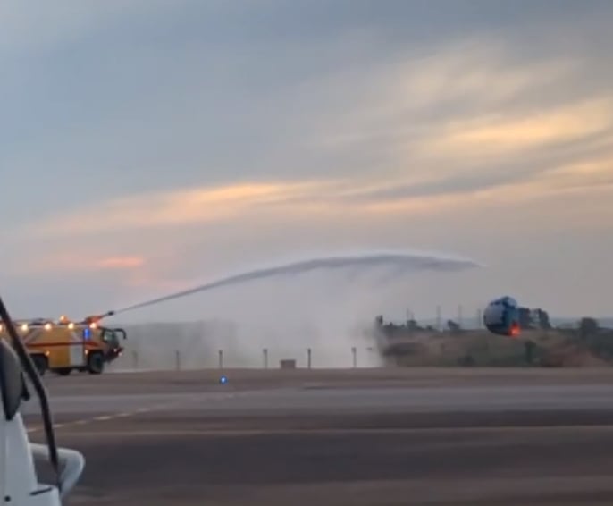 Um dos balões caiu na pista do aeroporto e pegou fogo. Por sorte, não houve acidente. Os brigadistas da própria concessionária do terminal apagaram o incêndio rapidamente. Reprodução: Flipar