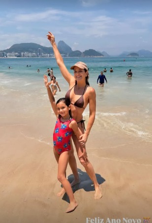 Ticiane Pinheiro segue aproveitando o litoral ao lado das filhas. Foto: Instagram/@ticipinheiro