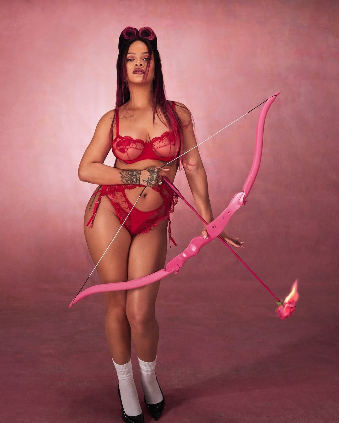 Rihanna posa com lingerie vermelha transparente Instagram