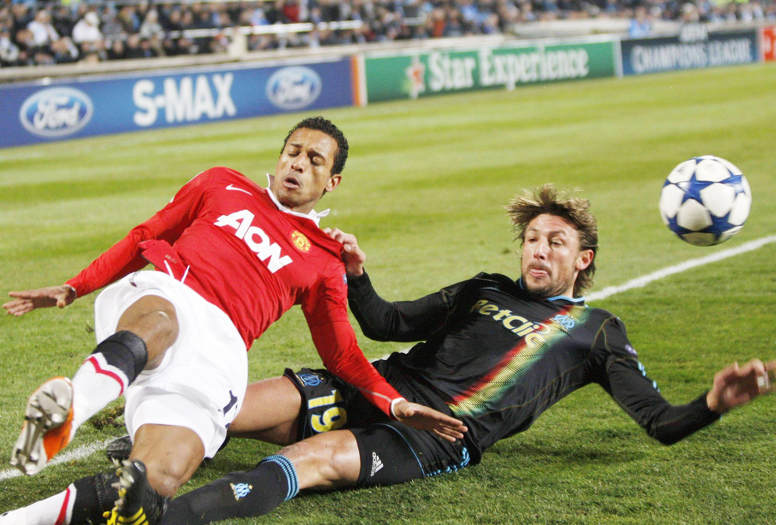 O argentino Gabriel Heinze faz falta em Nani. Foto: Reuters