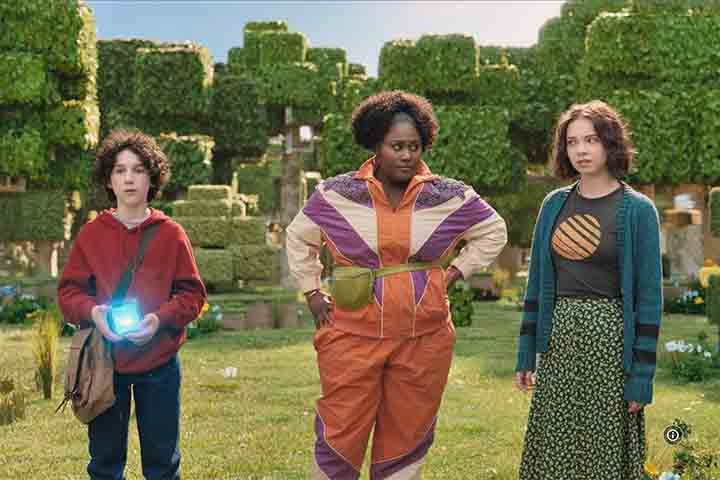 No mesmo período, foi escalada para o elenco de “Um Filme Minecraft”, uma adaptação para as telonas do famoso game e que reuniu nomes como Jack Black, Jason Momoa e Danielle Brooks. Lançado em abril de 2025, a produção recebeu críticas mistas, mas se tornou um enorme sucesso comercial, figurando entre as maiores bilheterias do ano. 

 Reprodução: Flipar