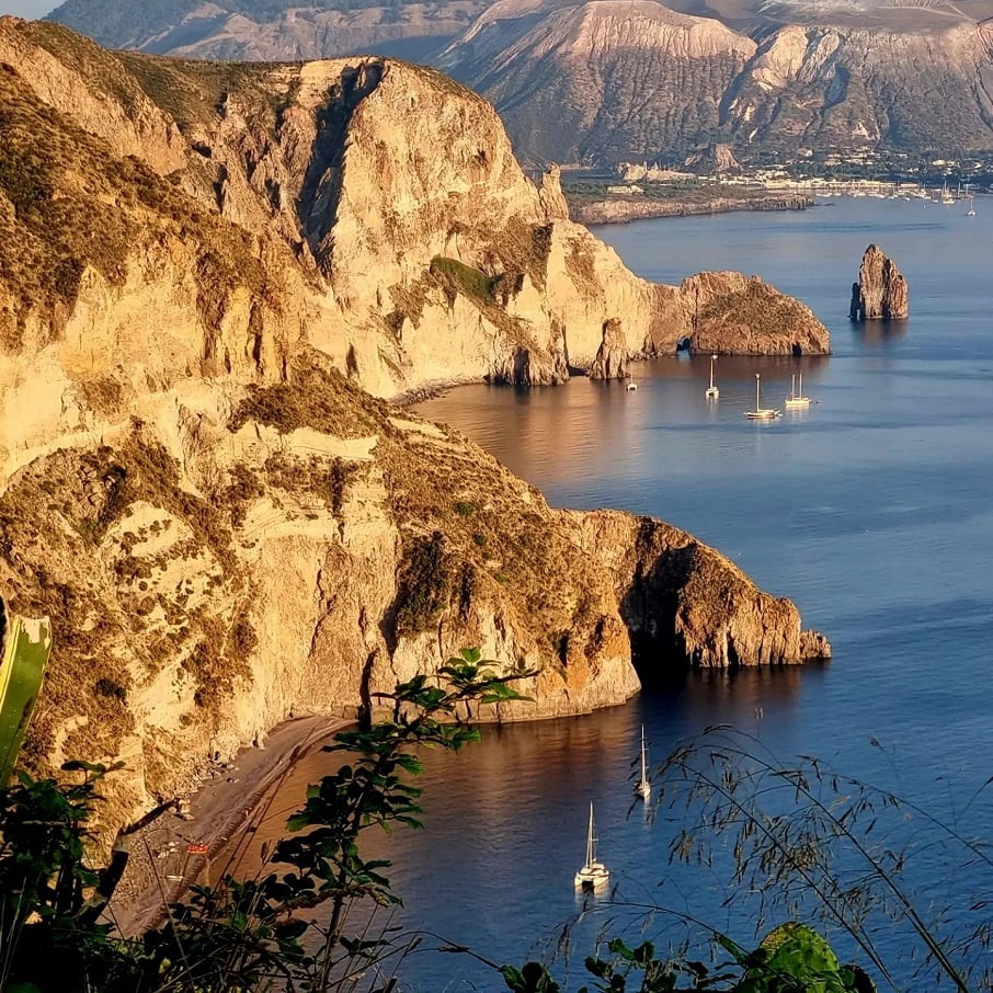 As Ilhas Eólias ficam localizadas ao norte de Sicília.. Foto: Reprodução/Instagram @olimpiacalmon 14.12.2022