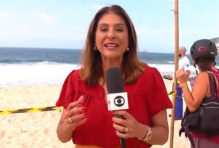 A repórter do Bom Dia Rio Adriana Rezende foi surpreendida ao tentar entrevistar uma mulher ao vivo na Praia de Ipanema na manhã desta quarta-feira (18/12). Reprodução: Flipar