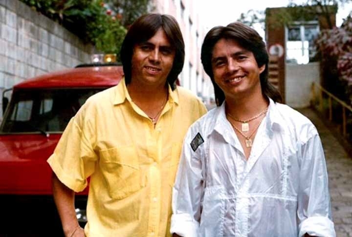 Chitãozinho e Xororó são naturais da cidade de Astorga, no interior do Paraná. Eles nasceram nos anos 50 e trilharam o caminho da música desde cedo. 
 Reprodução: Flipar