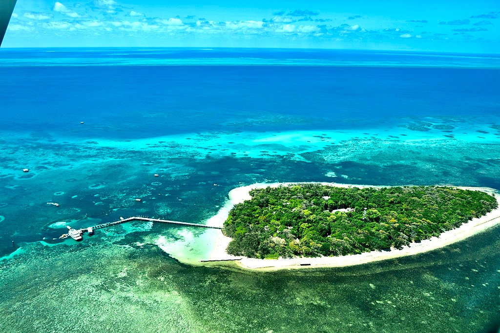 1º) Grande Barreira de Coral da Austrália: Por fim, a maior barreira de corais do mundo, localizada no Mar de Coral, ao largo da costa de Queensland, é composta por mais de 2.900 recifes individuais e 900 ilhas que se estendem por mais de 2.300 km em uma área de aproximadamente 344.400 km². Reprodução: Flipar