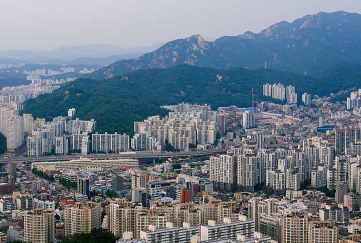 Seul, a capital su-coreana, ocupa uma área de 605 km² com cerca de 10 milhões dr habitantes. Fica às margens do Situado às margens do rio Han. E é considerada uma cidade moderna e pulsante. 
