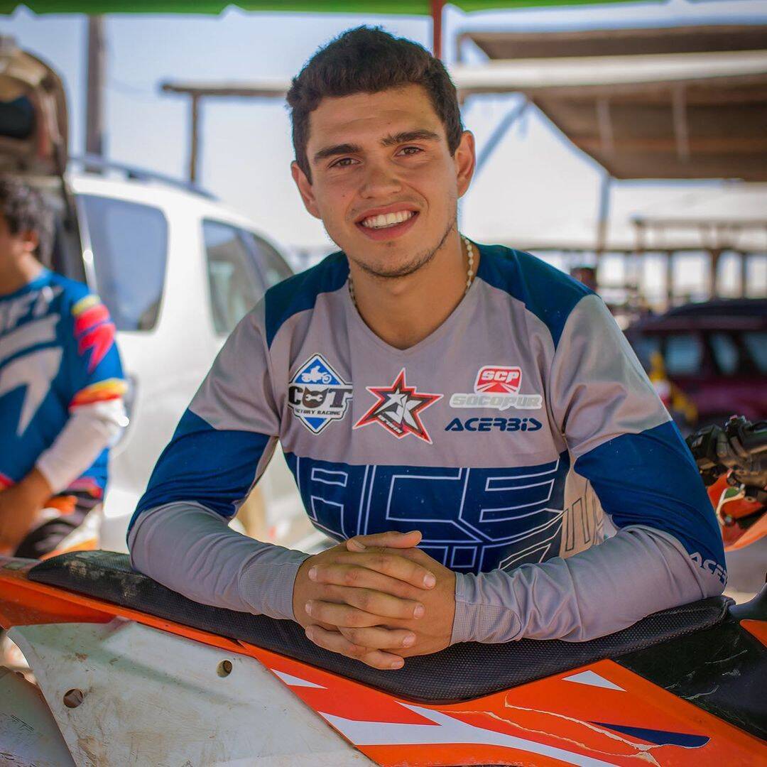 Piloto com braço amputado morre em corrida de motocross na