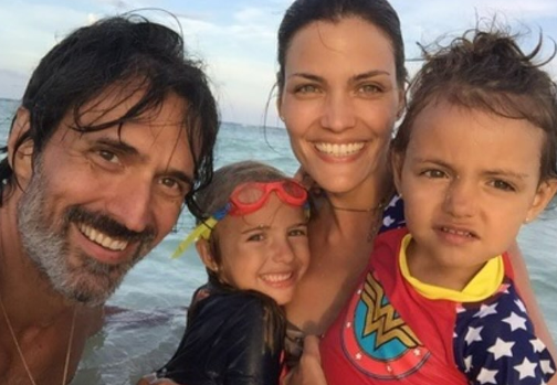 Luciana Curtis e Henrique Gendre com as filhas Reprodução Instagram - 29.11.2024