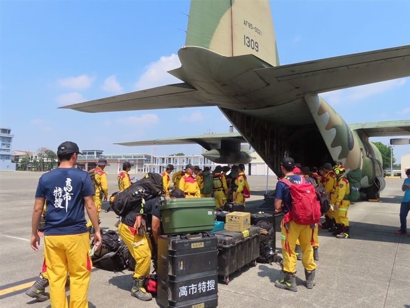 Equipes de resgate e busca transportam suprimentos para Hualien. Foto: Agência Estatal Central News - 03.04.2024