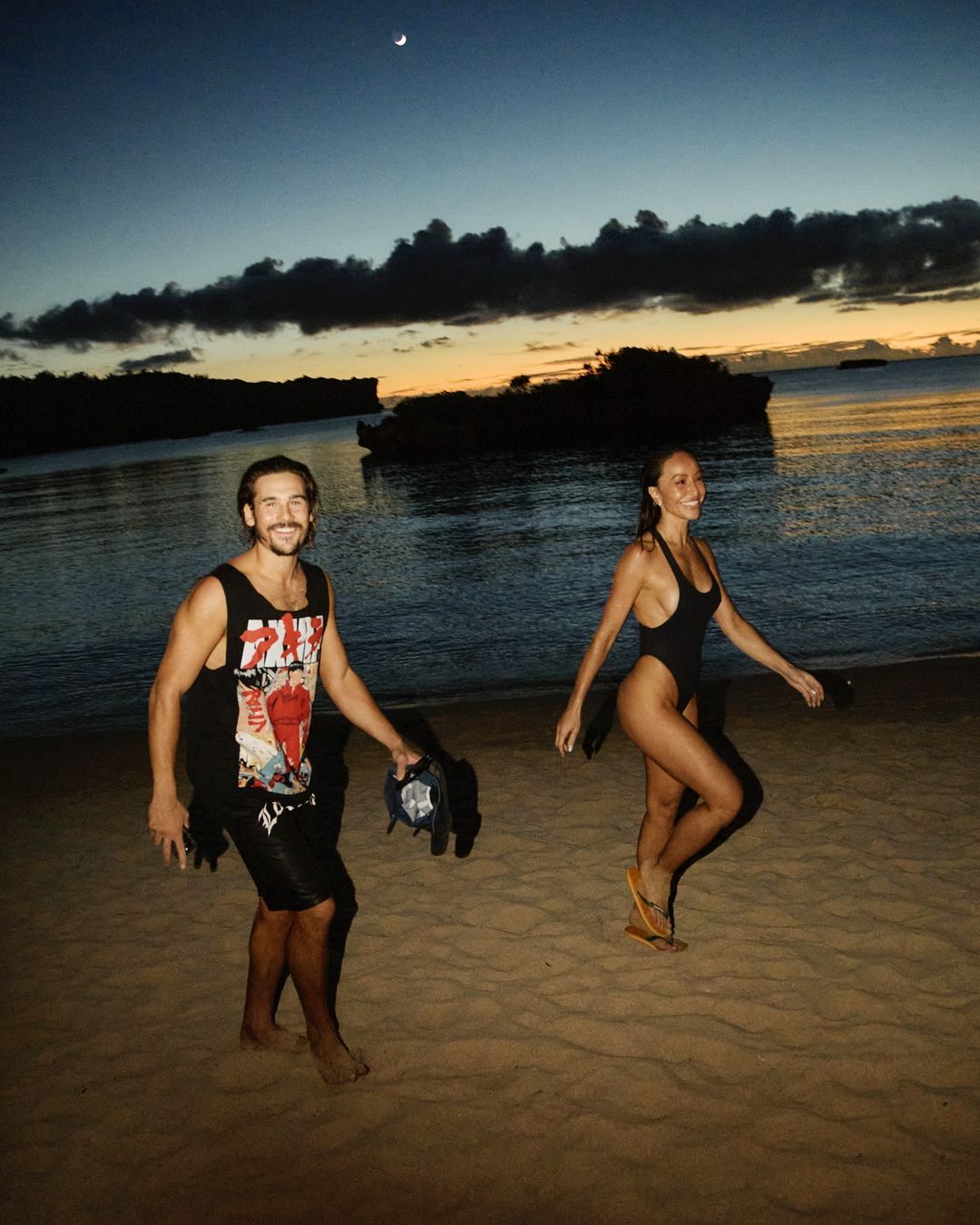 O casal passou o dia quente na praia de Okinawa Pedro Arieta