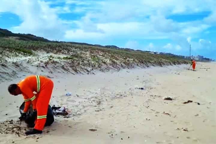 Segundo especialistas, é provável que esse amontoado de lixo “internacional” em praias brasileiras deva-se ao descarte feito por navios. 
 Reprodução: Flipar