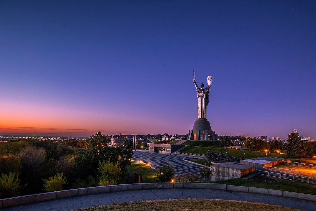 Estátua da Pátria Mãe (Ucrânia) - 102m - Fica em Kiev. Inaugurada em 1981, para lembrar da Batalha de Leningrado. Feita de metal.  Na base fica um museu em em memória aos soldados mortos na Segunda Guerra Mundial.  Reprodução: Flipar