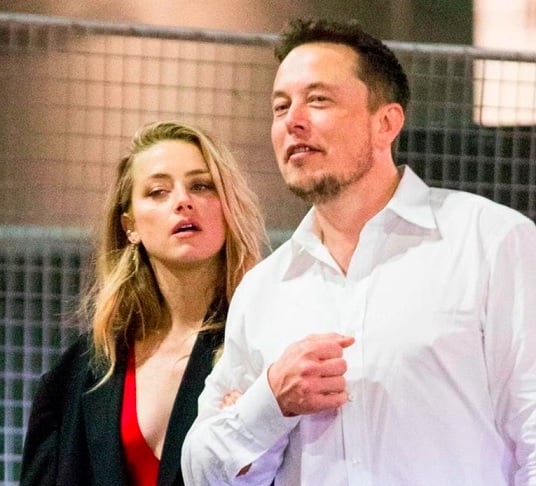 Durante o julgamento entre Heard e Johnny Depp, uma amiga da família da atriz revelou que ela e Musk travaram uma batalha judicial sobre embriões congelados — ele queria destruí-los, enquanto Heard desejava usá-los para ter um filho. Reprodução: Flipar
