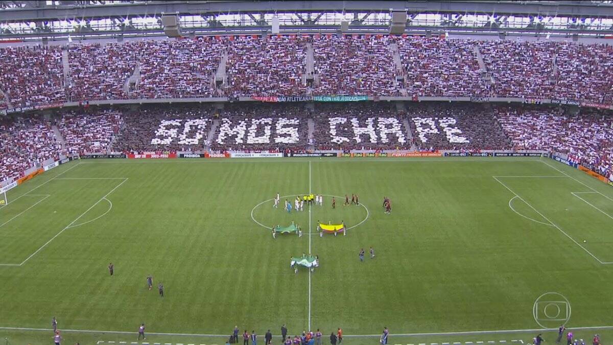 Mosaico na torcida do Atlético-PR com os dizeres "Somos Chape". Foto: Reprodução/TV Globo