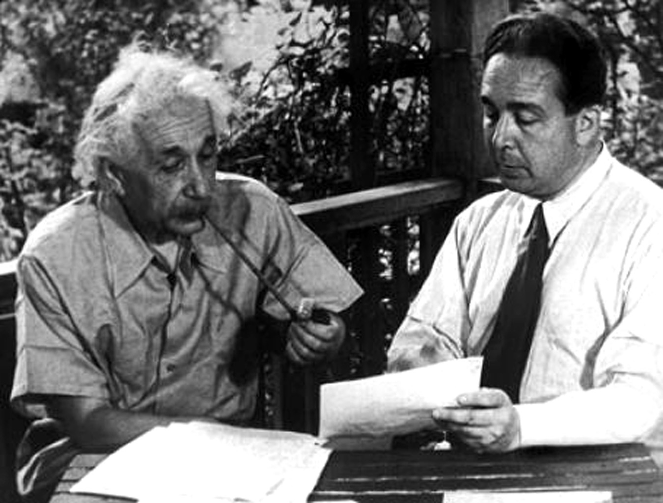 A pesquisa sobre a bomba atômica nos Estados Unidos começou após um alerta de Albert Einstein e Leo Szilard, dois físicos importantíssimos do século XX, ao presidente do país, Franklin Delano Roosevelt.