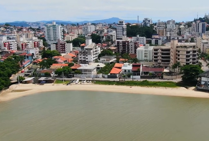 Em 2023, a praia passou por um processo de revitalização, que incluiu a instalação de decks com guarda-corpo metálico, bancos de madeira, lixeiras e faixas elevadas para pedestres, melhorando a acessibilidade e o conforto dos visitantes.  Reprodução: Flipar