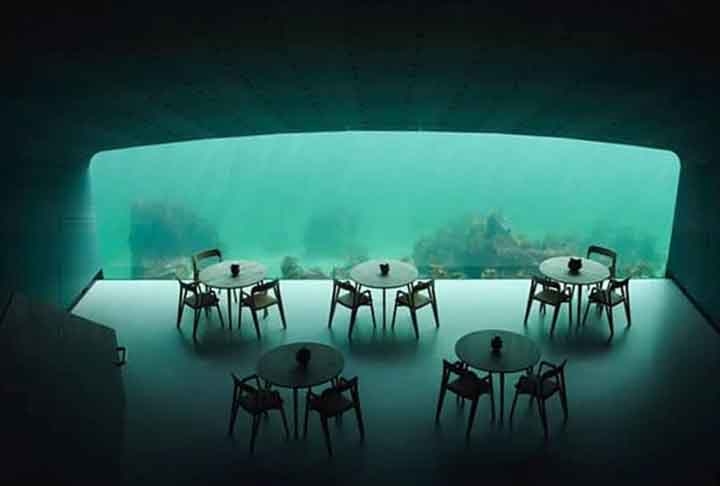 O restaurante tem a forma de um grande cilindro de concreto que se projeta do fundo do mar. A sala de jantar fica a 5,5 metros abaixo do nível do mar, oferecendo aos clientes uma vista única da vida marinha da costa norueguesa.