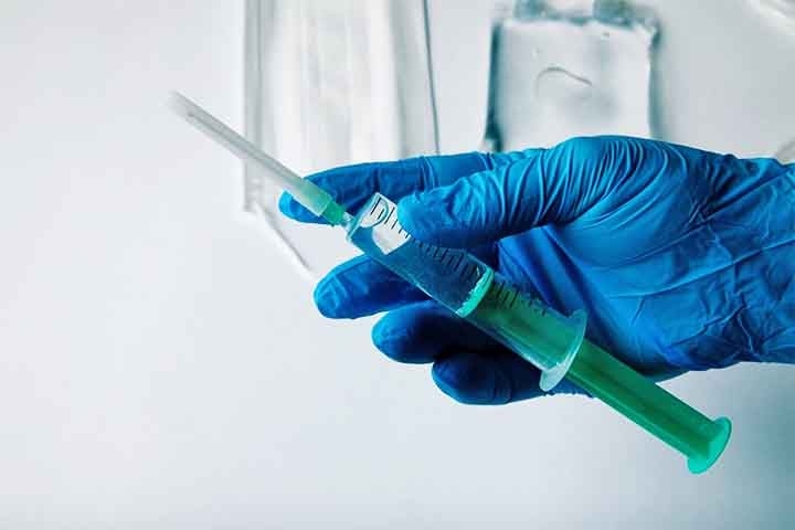 A borracha é amplamente utilizada na produção de luvas cirúrgicas, seringas e outros equipamentos médicos, devido à sua resistência e flexibilidade. Isso a torna indispensável no setor de saúde Reprodução: Flipar