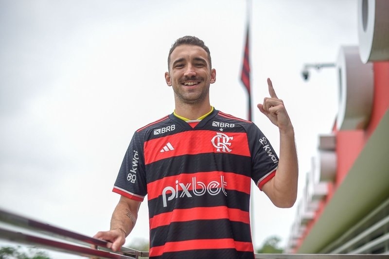Léo Ortiz é apresentado oficialmente no Ninho do Urubu Foto: Marcelo Cortes /CRF