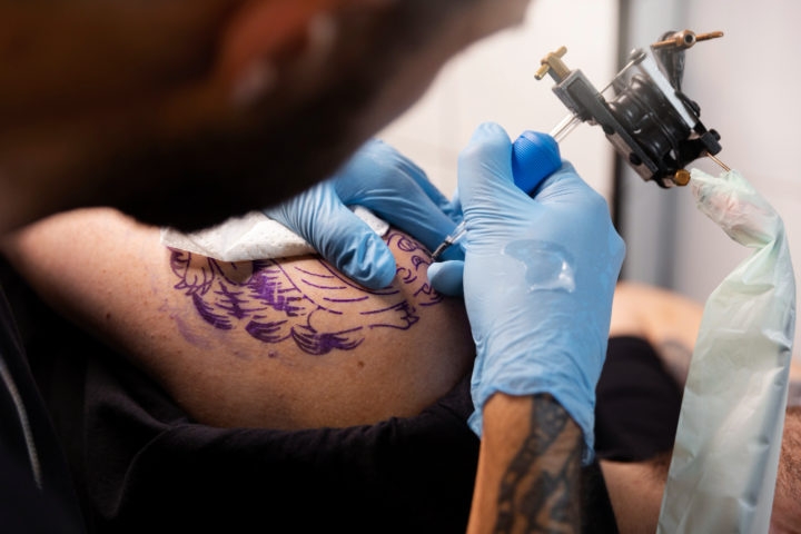 A partir do século 18, os marinheiros europeus começaram a se tatuar em suas viagens, adotando desenhos que representavam seus feitos e lugares visitados. Essa prática popularizou a tatuagem no Ocidente. Reprodução: Flipar