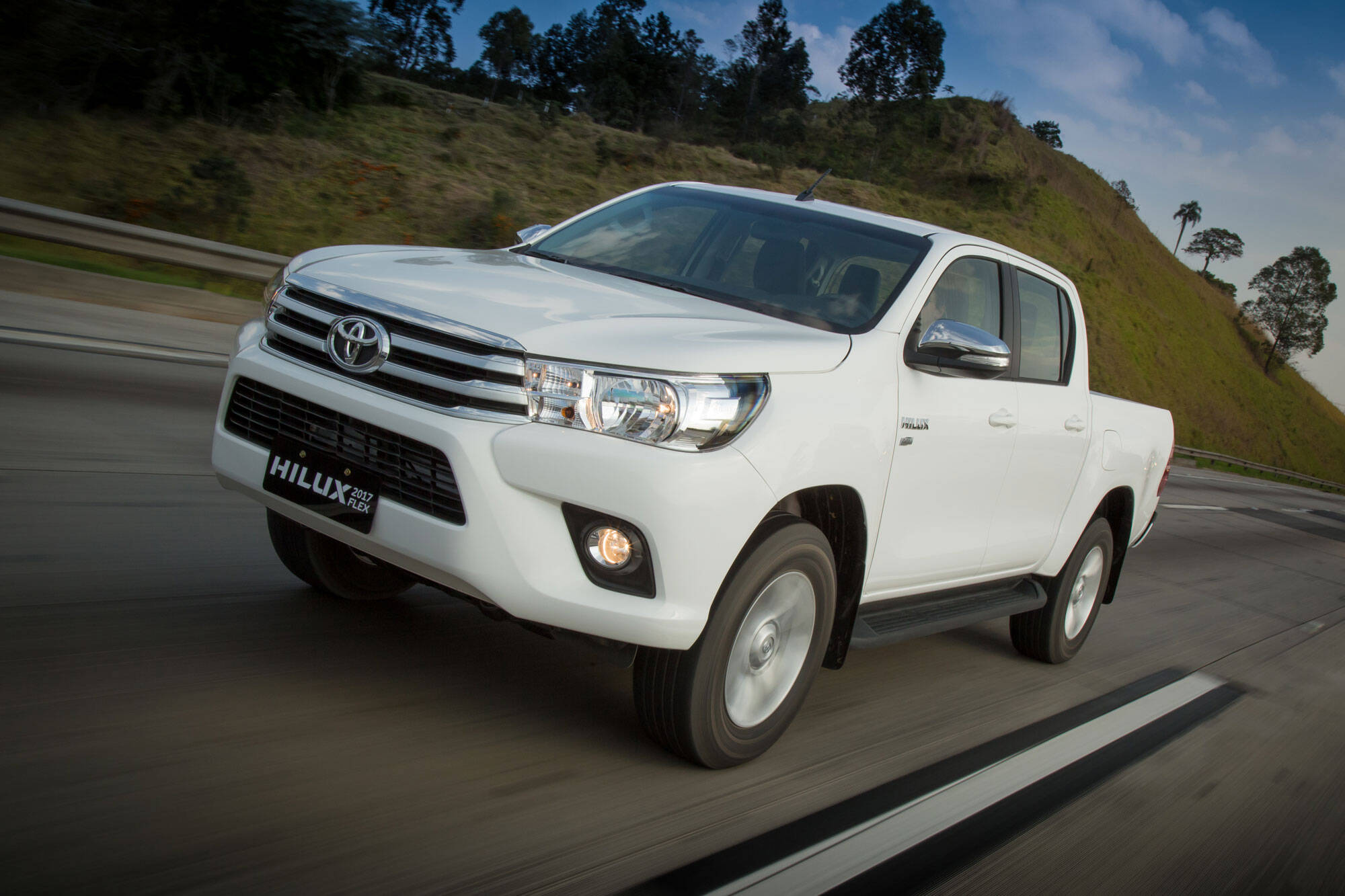 Com motor 2.7 flex de 163 cv e 25 kgfm com etanol, a Toyota Hilux passa a custar R$ 111.700 em sua versão de entrada com cabine dupla.. Foto: Divulgação/Toyota