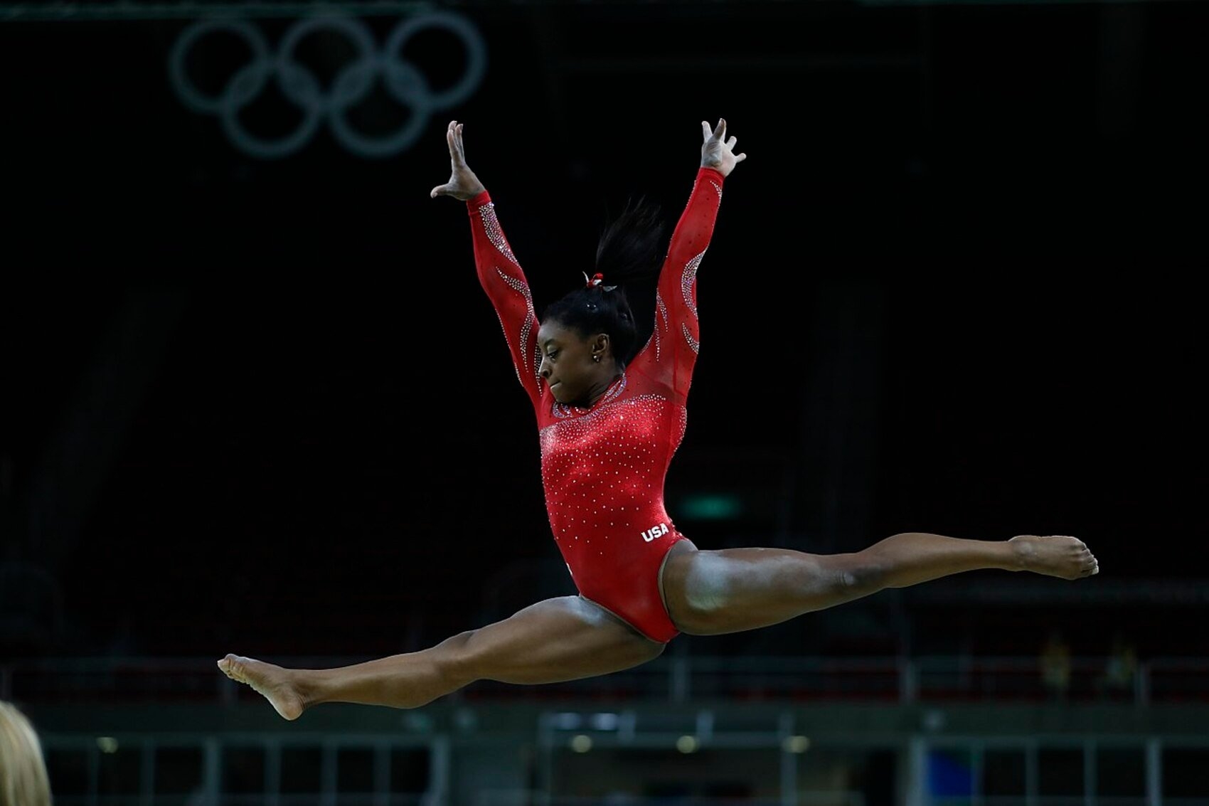 9ª - Simone Biles - Em Paris, os amantes do esporte tiveram o prazer de acompanhar a maior atleta da ginástica artística em ação. Além disso, a norte-americana duelou com a carismática brasileira Rebeca Andrade, que lidera esta lista. Reprodução: Flipar