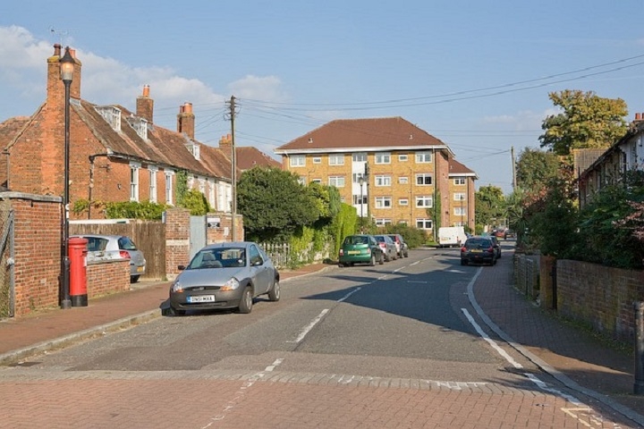 A área é conhecida por sua atmosfera residencial tranquila, com ruas arborizadas, parques agradáveis e boa infraestrutura, sendo uma opção popular para famílias que buscam qualidade de vida fora do centro movimentado da capital britânica.  Reprodução: Flipar