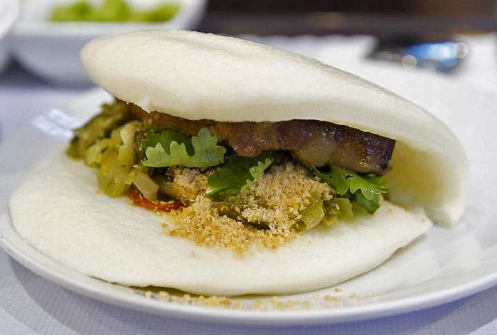 Gua Bao: comido em Singapura, Malásia, Taiwan e na Chinatown de Nagasaki, trata-se de um pãozinho cozido no vapor e recheado tradicionalmente com barriga de porco coentro e amendoins moídos. Reprodução: Flipar