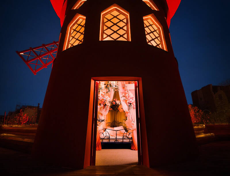 Quarto secreto do Moulin Rouge é aberto ao público para hospedagem por 5 reais. Foto: Airbnb/Daniel Alexander Harris