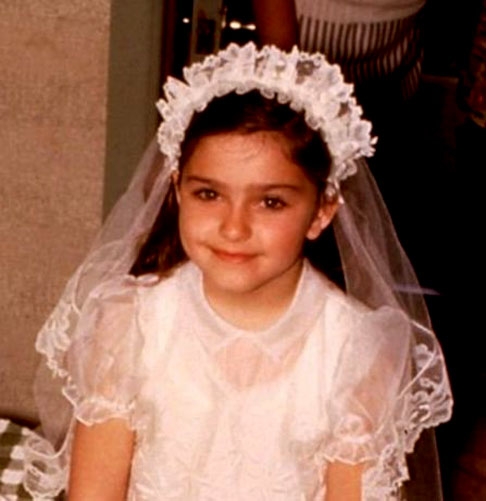 Madonna Louise Veronica Ciccone nasceu em 16 de agosto de 1958 na cidade de Bay City, no estado americano de Michigan. Além de cantora, ela também é compositora, produtora musical, atriz, escritora, dançarina e empresária.  Reprodução: Flipar