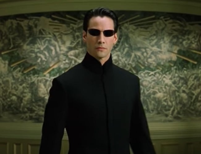 Dali em diante, a carreira deslanchou e Keanu não parou de colecionar sucessos. Versátil, ele faz comédias, dramas, filmes de terror, aventura, ação. Sempre com protagonismo. Keanu é Neo, de Matrix, blockbuster que o consagrou e que virou uma saga.  Reprodução: Flipar