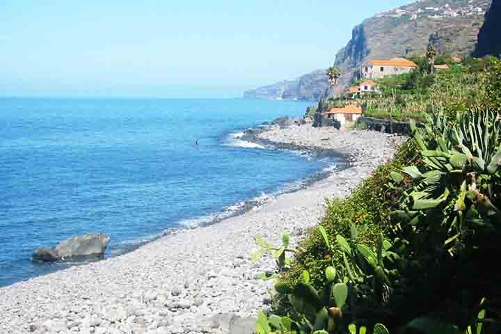 Localizada no Oceano Atlântico, a cerca de 1.000 km de Lisboa, a Madeira é um paraíso de origem vulcânica, com montanhas imponentes, vales profundos, falésias dramáticas e águas cristalinas.  Reprodução: Flipar