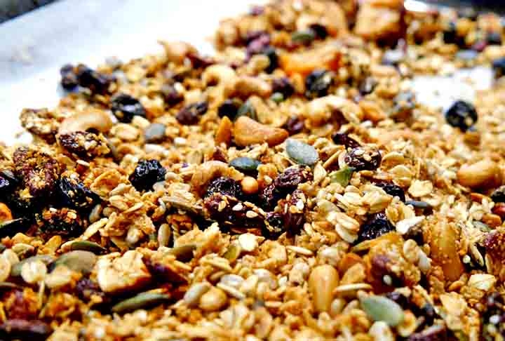 Granola caseira - A granola caseira frequentemente inclui uma variedade de frutas secas, como cranberries, damascos, figos ou maçãs, proporcionando sabor e textura ao cereal. Reprodução: Flipar