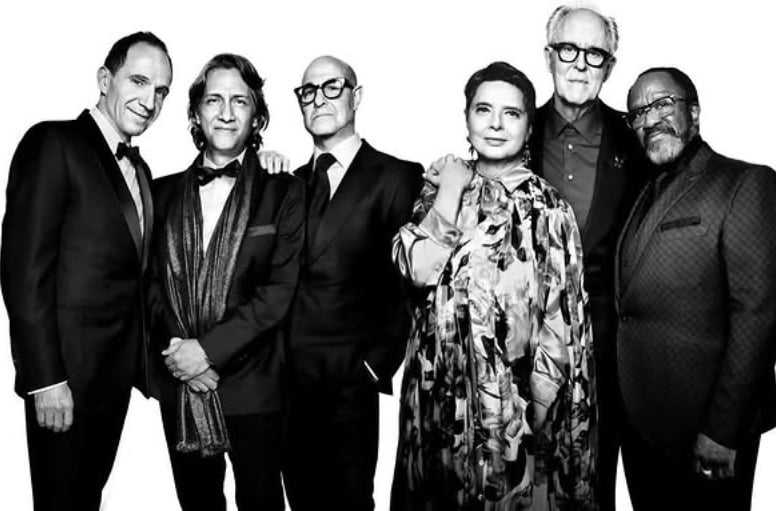 O filme, que narra os bastidores da eleição de um Papa, ainda tem no elenco Ralph Fiennes (“O Jardineiro Fiel”), Stanley Tucci (“Um Olhar do Paraíso”), John Lithgow (“Dexter”) e Sergio Castellito (“Não se Mova”). 
 Reprodução: Flipar