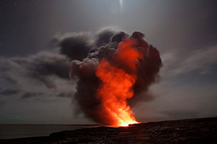 As ilhas do Havaí são conhecidas por suas paisagens exuberantes, com praias de areia branca, águas cristalinas e montanhas vulcânicas impressionantes. Os vulcões ativos mais famosos são Kilauea e Mauna Loa. Reprodução: Flipar