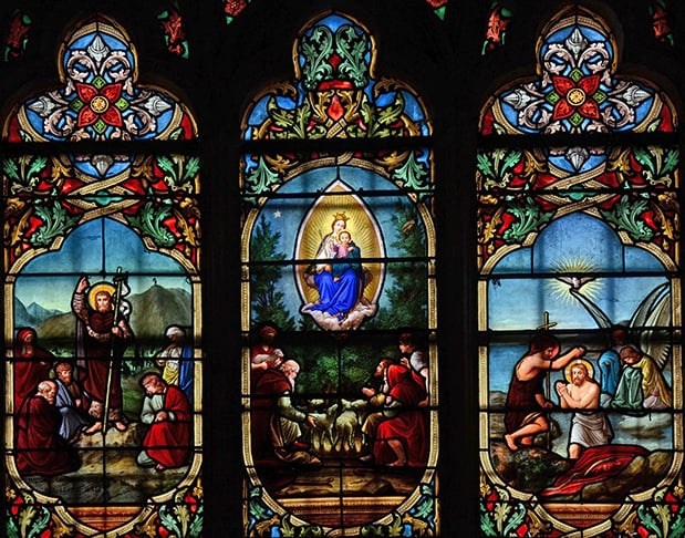 Notre-Dame tem centenas de preciosidades artísticas, que se destacam dentro e fora da catedral, inclusive belíssimos vitrais por toda a extensão da igreja.  Reprodução: Flipar