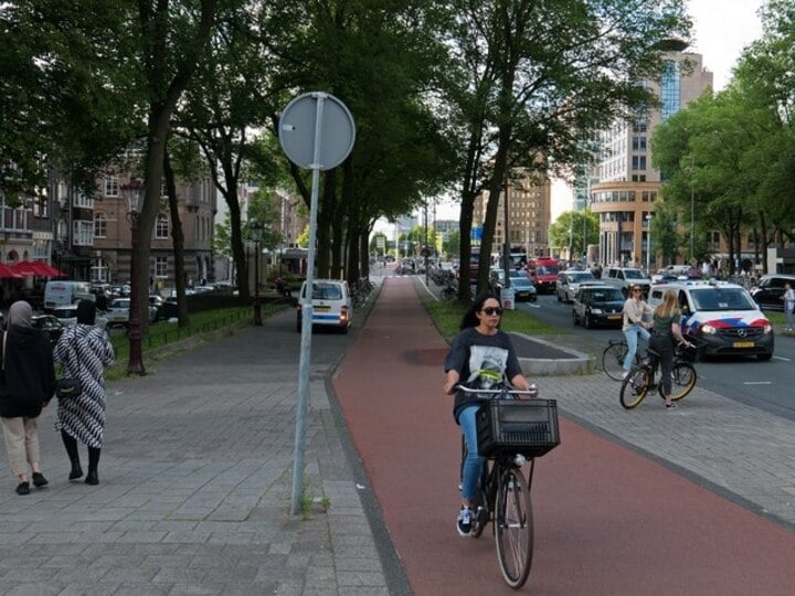 Uma característica distintiva da Holanda é a adoção massiva da bicicleta como meio de transporte. Dados de pesquisa indicam que 84% da população (de cerca de 18 milhões de habitantes) se locomove dessa forma diariamente. 

 Reprodução: Flipar